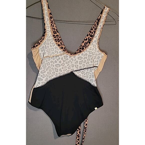 Summersalt The Perfect Wrap One Piece Womens 14 Leopard Swimsuit Bathing Suit - Picture 8 of 10